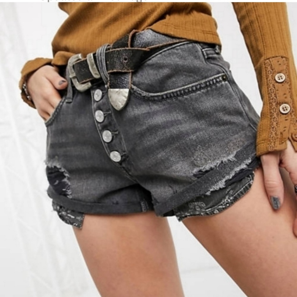Free People We the Free Romeo Rolled cuff black denim shorts button front Sz 31